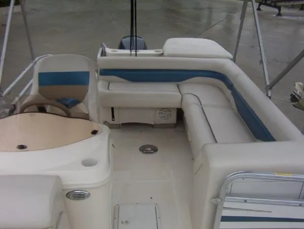 Slide: The Image of Hurricane 196RE Deck Boat 2007 - 3