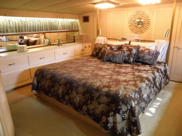Slide: The Image of Bertram *Cockpit Motoryacht* 1982 - 8
