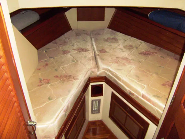 Slide: The Image of Grand Banks 32 Sedan 1980 - 3