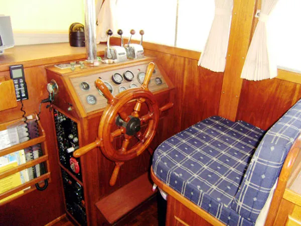 Slide: The Image of Grand Banks 32 Sedan 1980 - 5