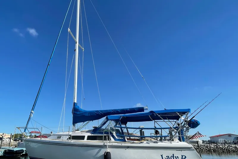 The Image of 1993 Catalina 28 sailboat docked under clear blue sky. - 0
