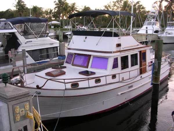 Slide: The Image of Marine Trader *44 Tri Cabin* 1982 - 0