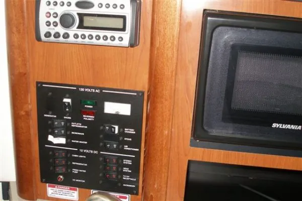 Slide: The Image of Sea Ray *240 Sundancer* 2006 - 5