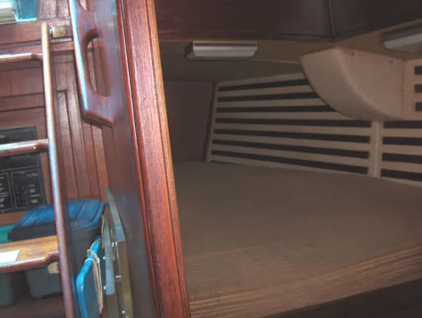 Slide: The Image of Endeavour 37 Sloop 1979 - 4