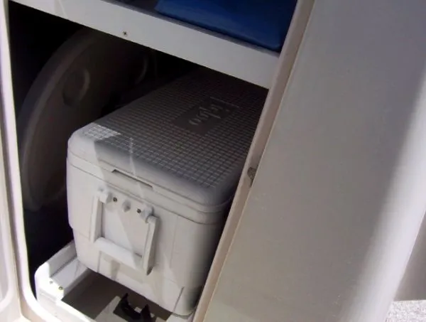 Slide: The Image of Sea Ray 220 Sundeck 2004 - 5