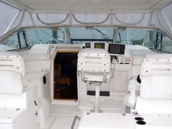 Slide: The Image of Boston Whaler 34 Express 2000 - 8