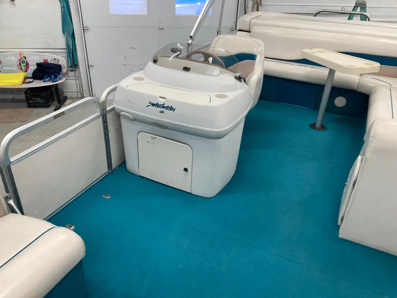 Slide: The Image of Interior of a 2000 Godfrey Sweetwater 24ELITE pontoon boat. - 18