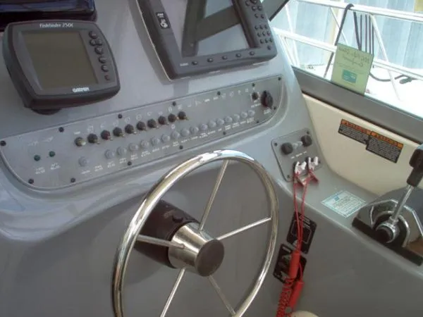 Slide: The Image of Bayliner 31 Trophy 2004 - 11