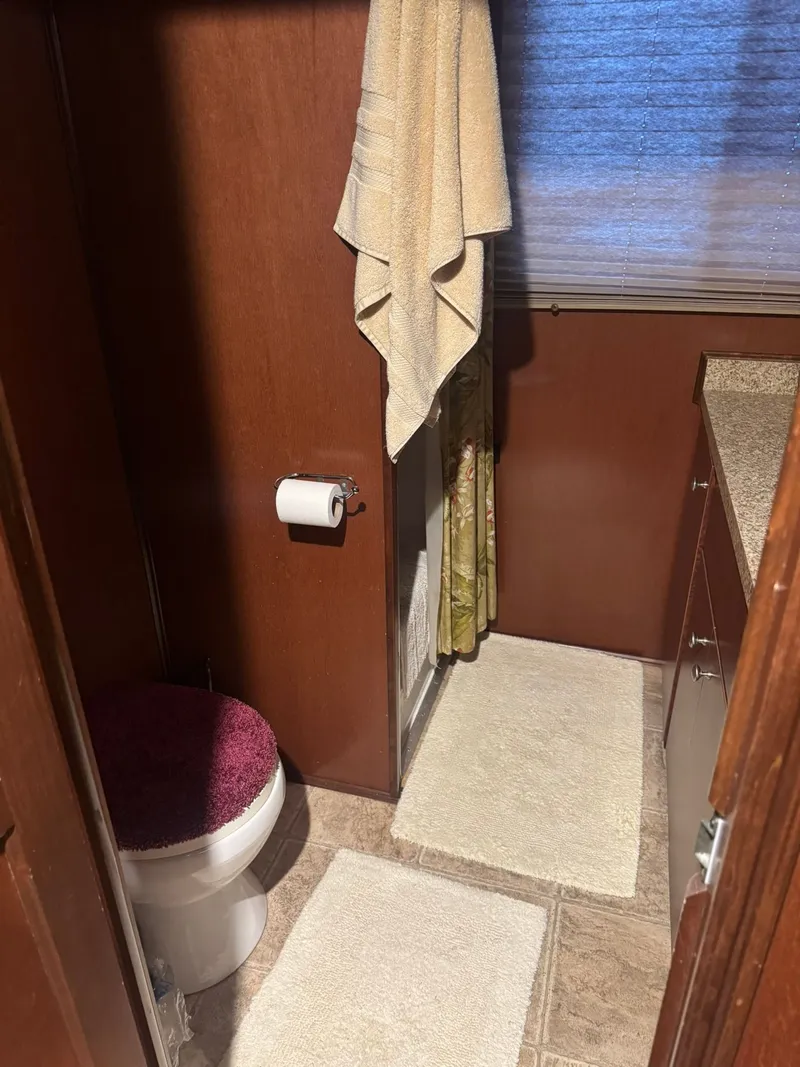Slide: The Image of Bathroom in a 2006 Gibson 5500 with rugs and towel. - 16