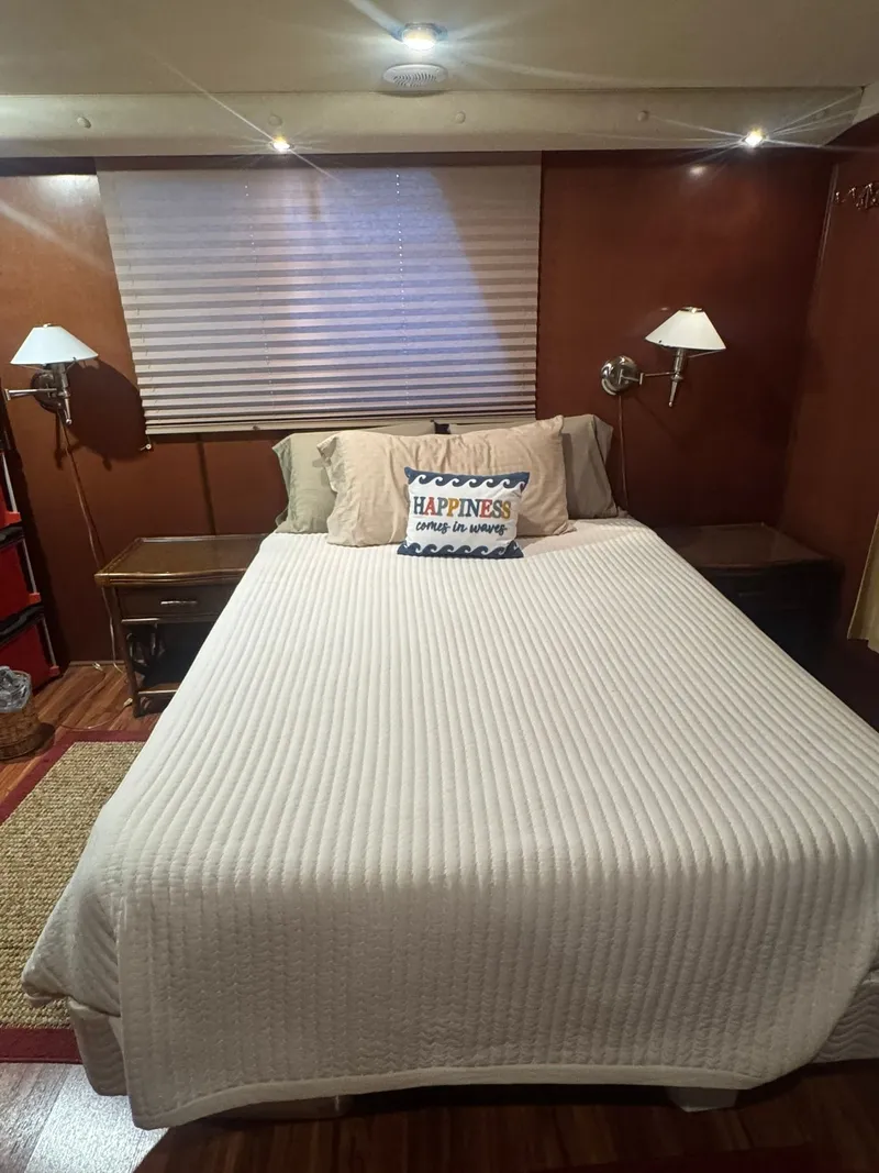 Slide: The Image of Cozy bedroom in Gibson 5500, 2006 model, with white bedspread. - 20