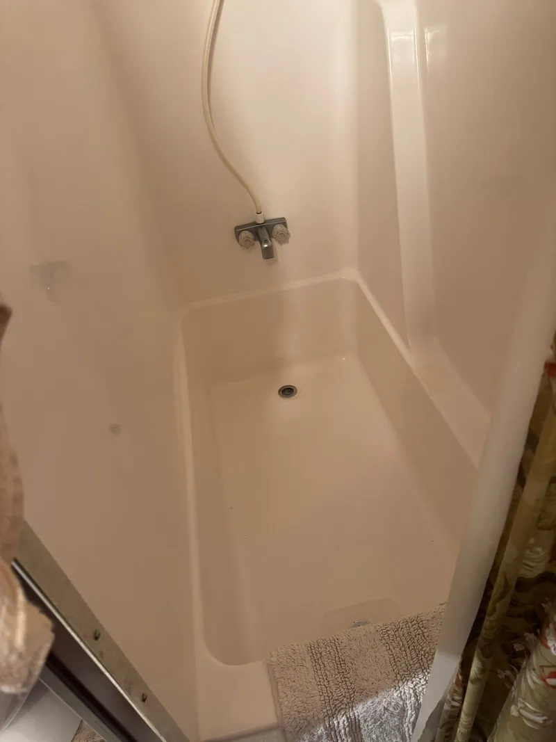 Slide: The Image of Gibson 5500 shower interior, 2006 model, with white fixtures. - 21