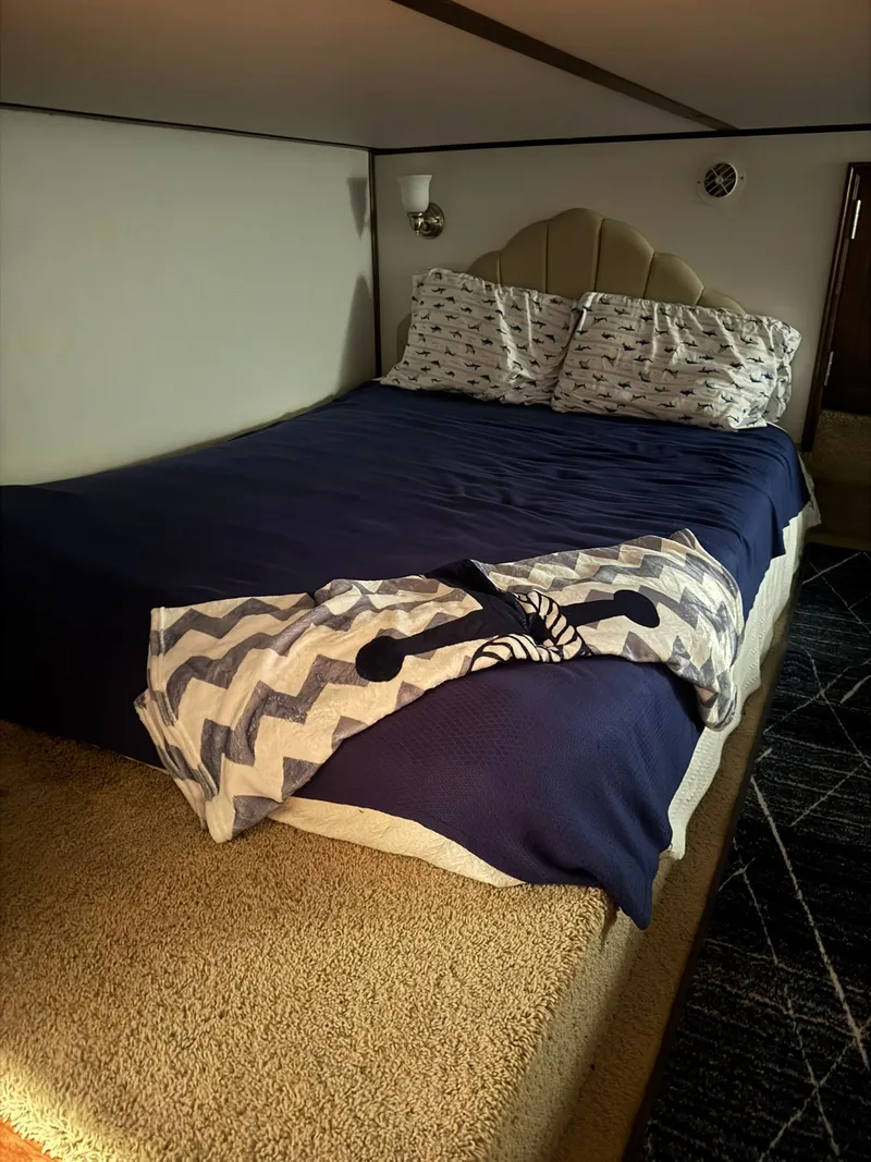 Slide: The Image of Gibson 5500 2006 bedroom with blue bedding and patterned pillows. - 22