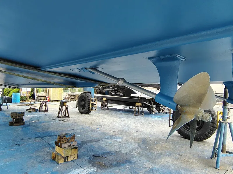 Slide: The Image of Gibson 5500 boat propeller and hull, 2006 model. - 32