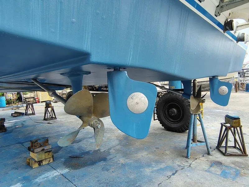 Slide: The Image of Gibson 5500 boat propellers and rudders, 2006 model. - 34