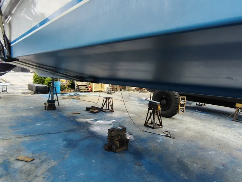 Slide: The Image of Gibson 5500 boat hull on stands, 2006 model. - 35