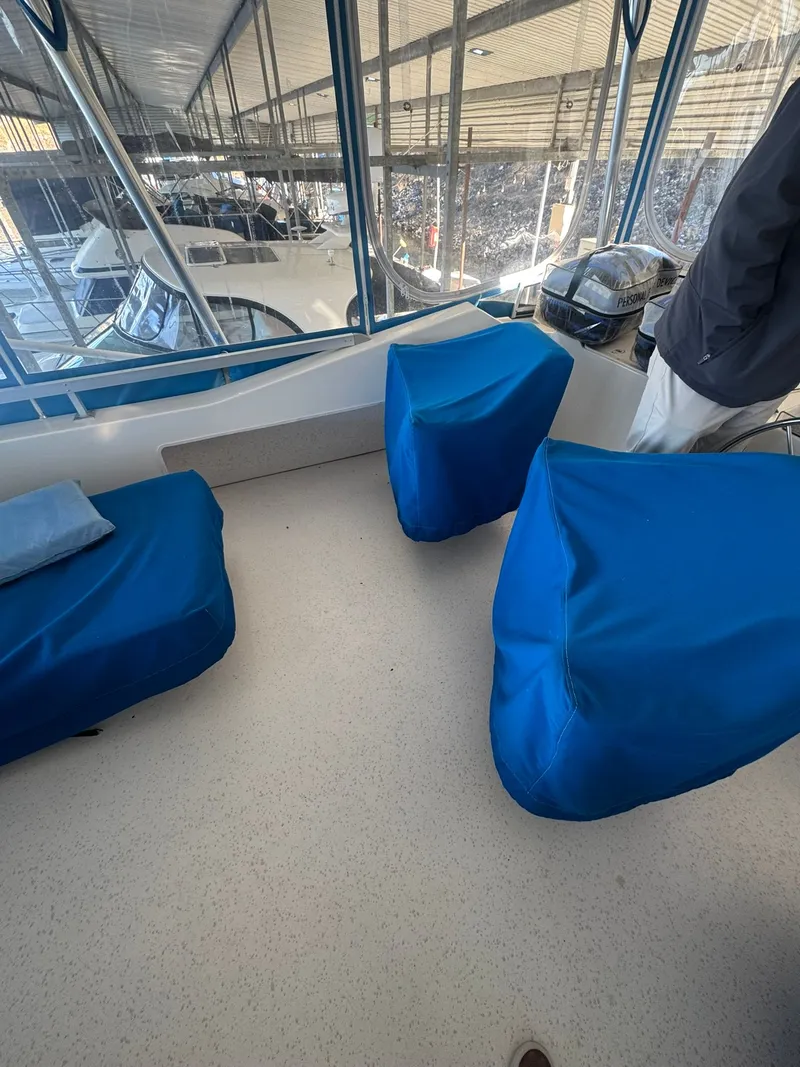 Slide: The Image of Gibson 5500 boat interior with blue covers, year 2006. - 6