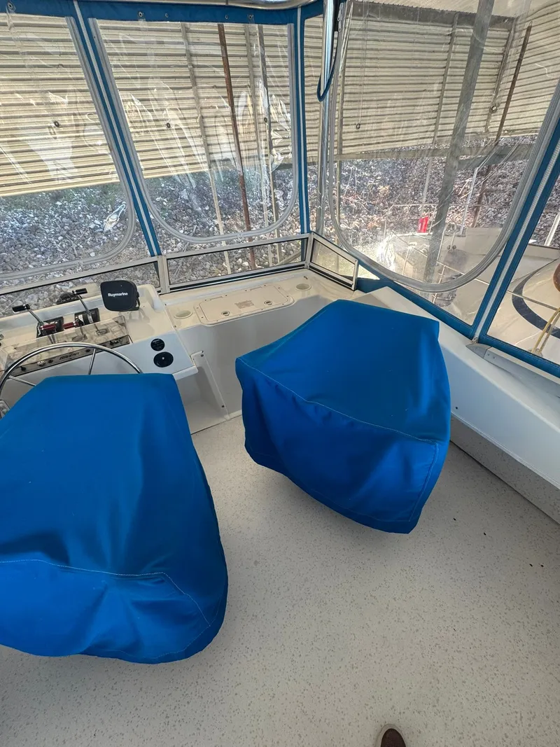 Slide: The Image of Gibson 5500 boat cabin with blue covered seats, year 2006. - 7