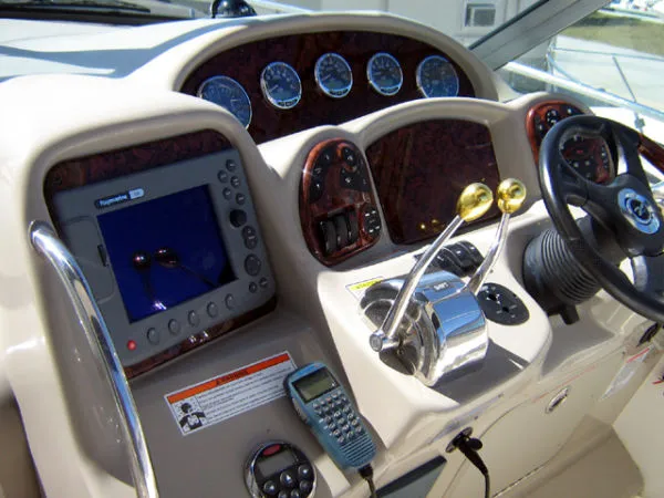 Slide: The Image of Sea Ray *32 Sundancer* 2006 - 3