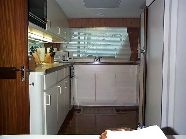 Slide: The Image of Hatteras Motoryacht 1986 - 7