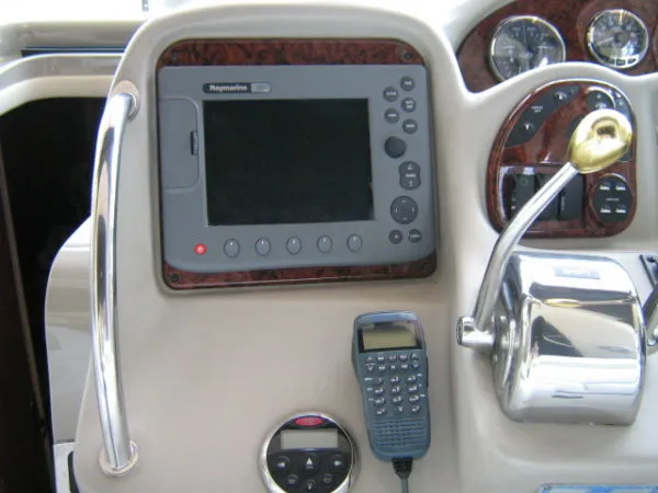 Slide: The Image of Sea Ray *Sundancer* 2006 - 10