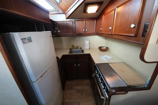 Slide: The Image of Hatteras Aft Cabin 1981 - 4