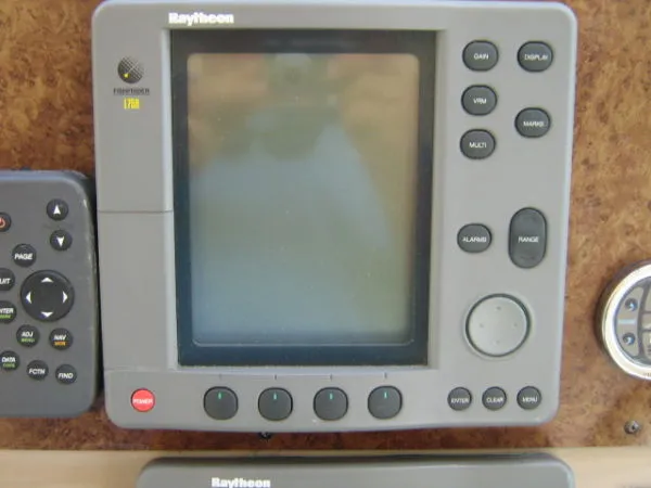 Slide: The Image of Sea Ray *310 Sundancer* 2000 - 10