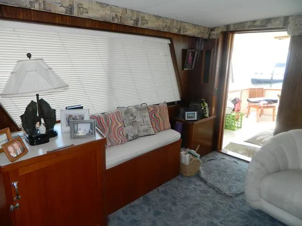 Slide: The Image of Hatteras 58 Flybridge 1987 - 6