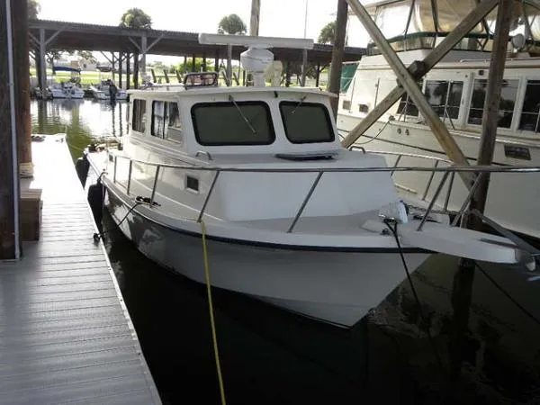 Slide: The Image of Parker Marine 2530 Extended Cabin 1998 - 10