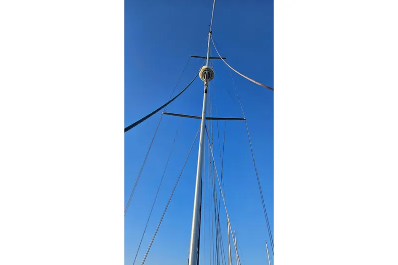 Slide: The Image of Mast of a 2005 Catalina 350 sailboat against a clear blue sky. - 27