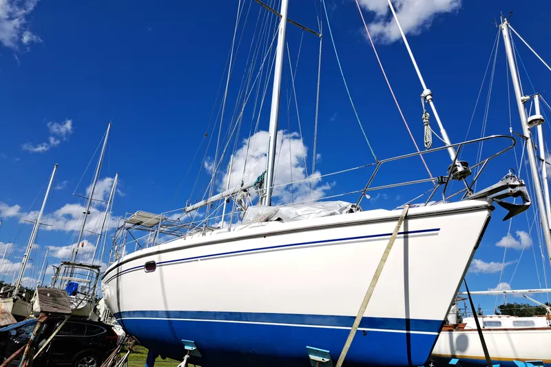 Slide: The Image of Catalina 350 MkII sailboat from 2005 on land under a clear blue sky. - 8