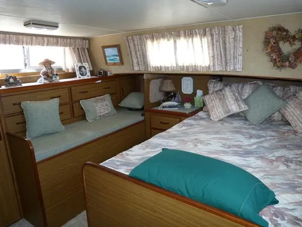 Slide: The Image of Chris-Craft 380 Catalina 1981 - 6