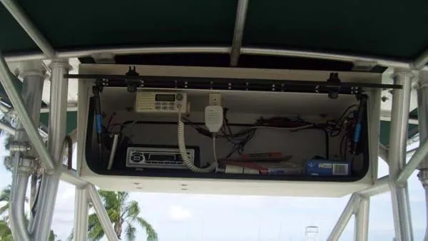 Slide: The Image of Bayliner 2503 Center Console 2000 - 10