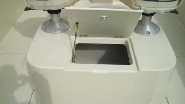 Slide: The Image of Bayliner 2503 Center Console 2000 - 4