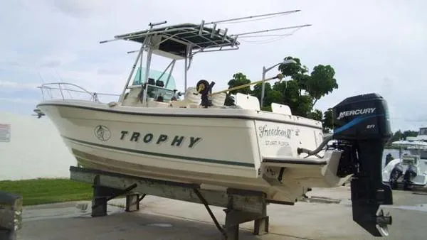 Slide: The Image of Bayliner 2503 Center Console 2000 - 7