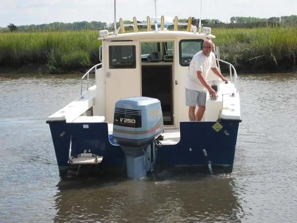 Slide: The Image of Parker Marine 2520 Sport Cabin 1999 - 6