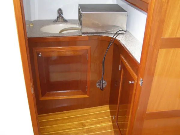 Slide: The Image of Vernese Boat Works Carolina Custom Express 2006 - 3