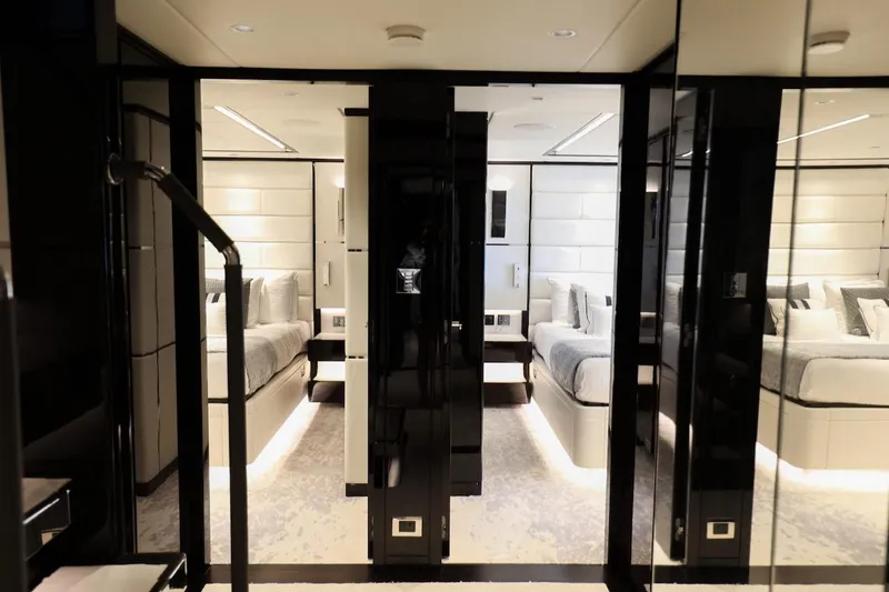 Slide: The Image of Majesty 120 2025 - 60