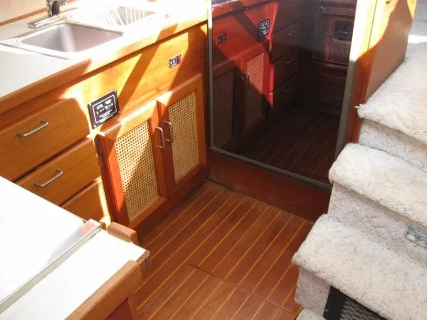 Slide: The Image of Bayliner 3870 1984 - 10