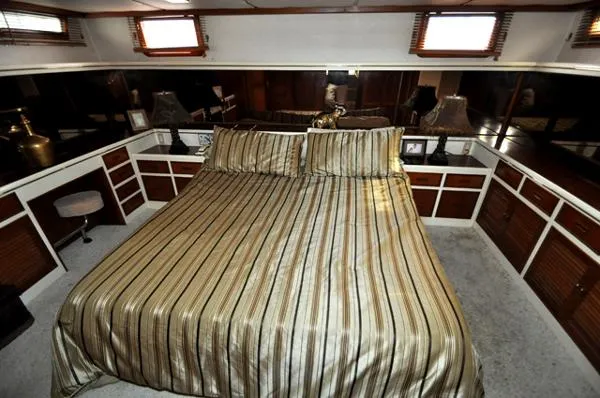 Slide: The Image of Hyatt 49 Motor Yacht 1994 - 9