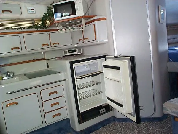 Slide: The Image of Sea Ray 310 Express 1991 - 8