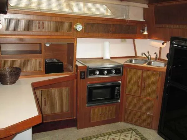 Slide: The Image of Sea Ray 390 Express Cruiser 1987 - 6