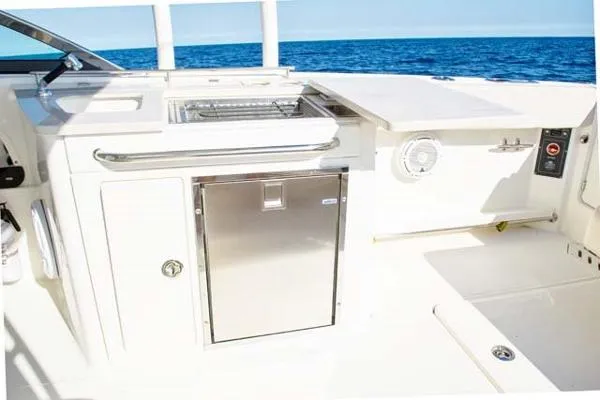 Slide: The Image of Boston Whaler 27 Vantage Dual Console 2013 - 9