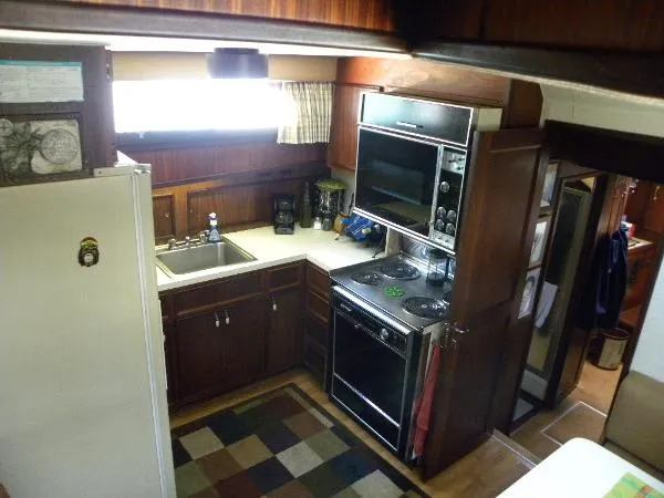 Slide: The Image of Hatteras Flybridge Motor Yacht 1986 - 7