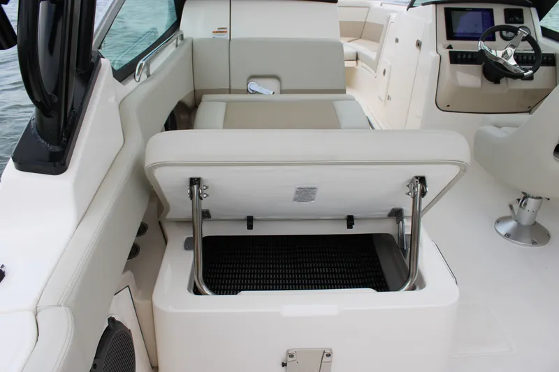 Slide: The Image of Boston Whaler 240 Vantage 2026 - 34