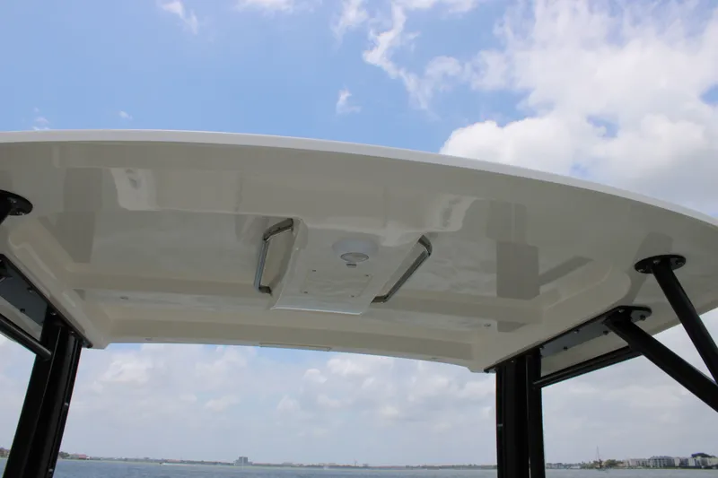 Slide: The Image of Boston Whaler 240 Vantage 2026 - 21