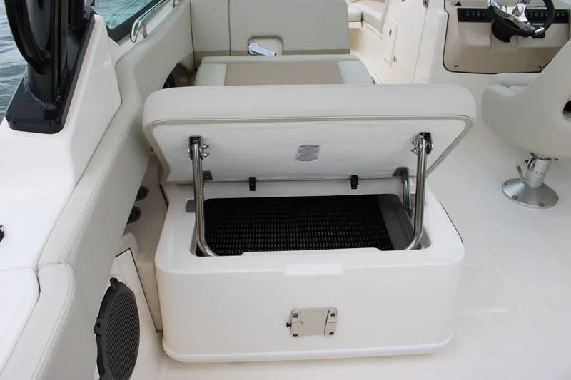 Slide: The Image of Boston Whaler 240 Vantage 2026 - 33