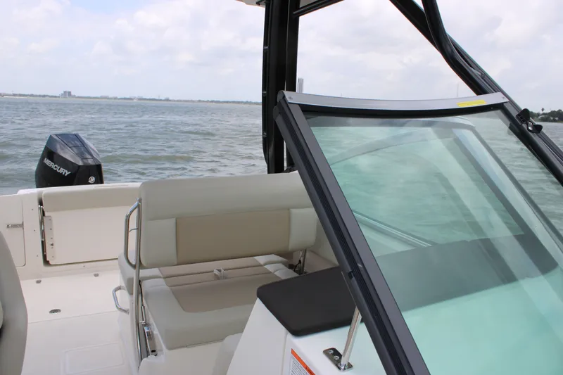 Slide: The Image of Boston Whaler 240 Vantage 2026 - 22