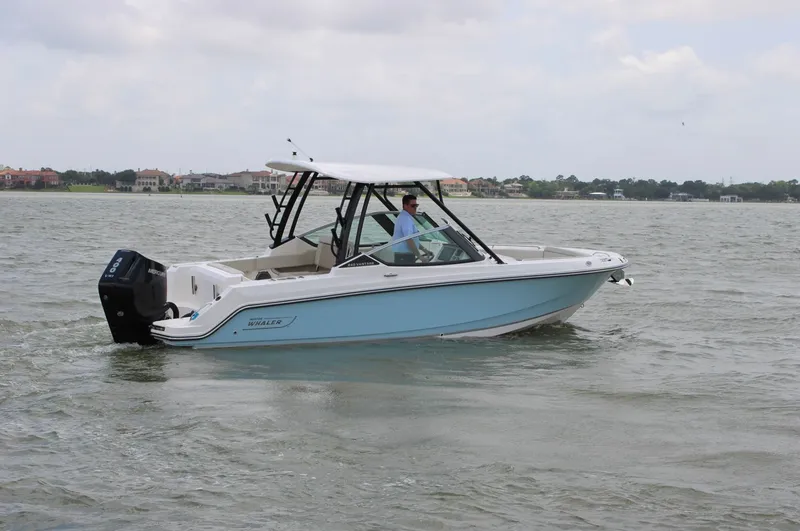 Slide: The Image of Boston Whaler 240 Vantage 2026 - 9