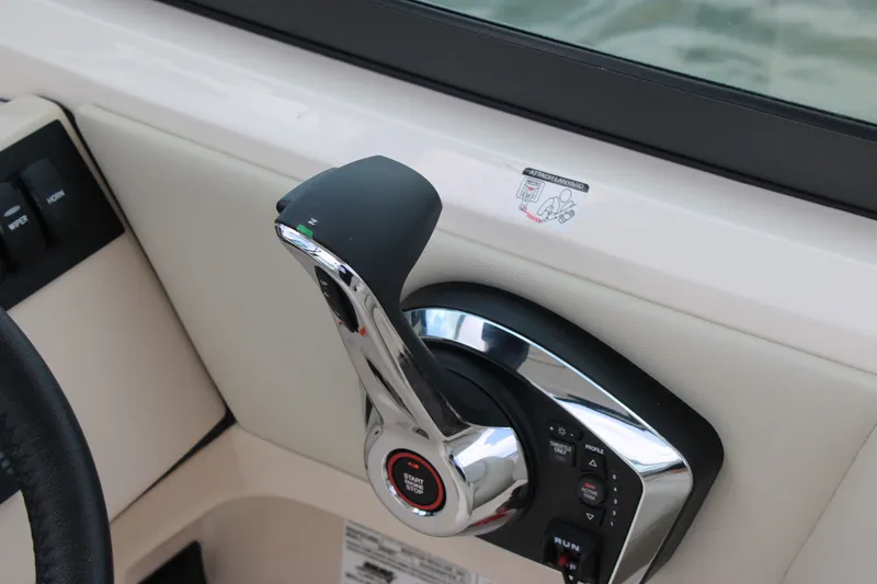 Slide: The Image of Boston Whaler 240 Vantage 2026 - 47