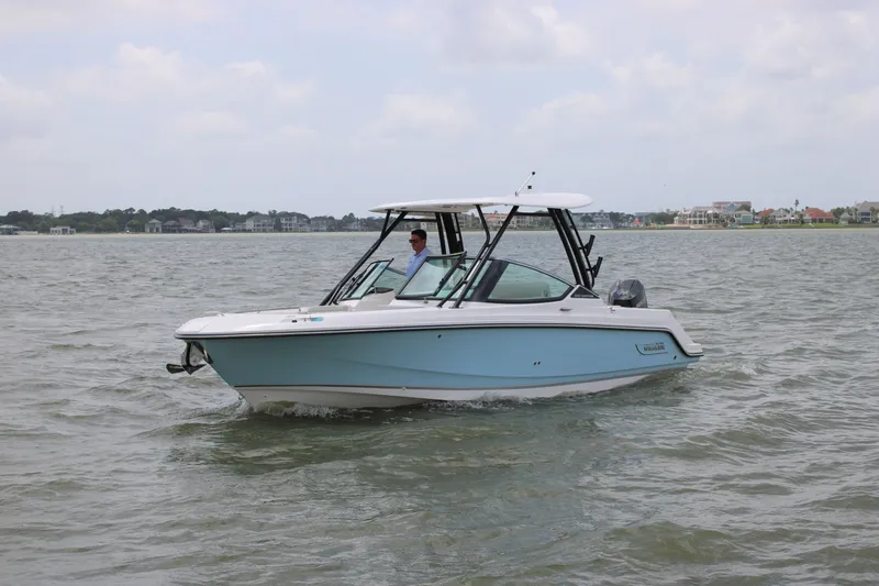 Slide: The Image of Boston Whaler 240 Vantage 2026 - 16